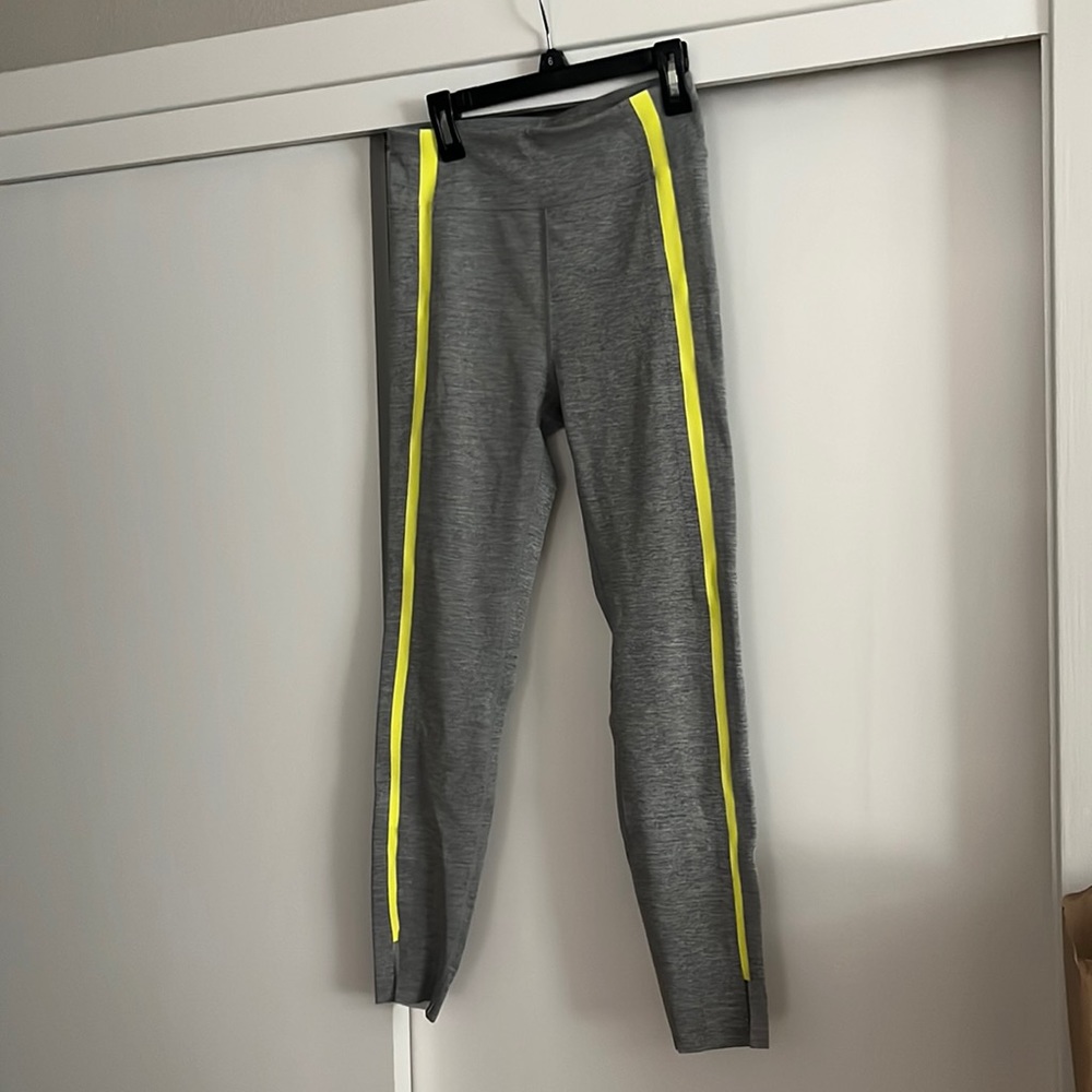 Zyia Active Gray Neon Tape Light n Luxe Hi Rise 7/8 Legging. Size 4